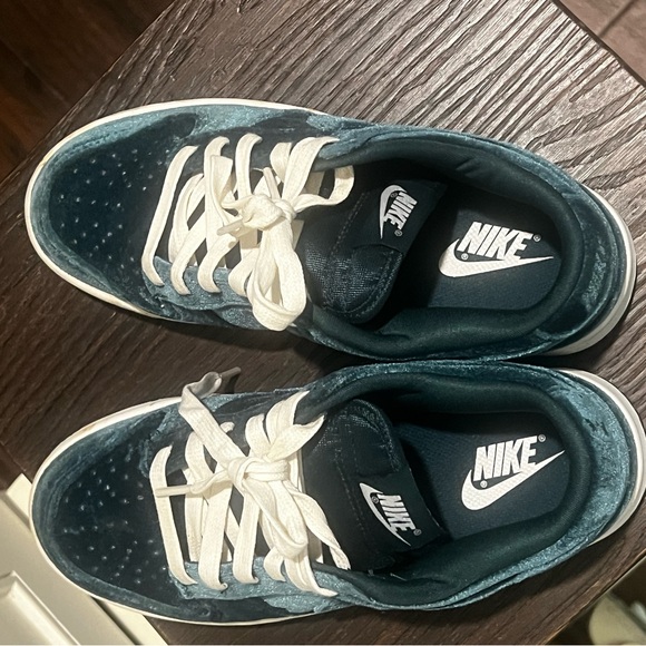 Nike Green Velvet Dunks - Picture 3 of 3